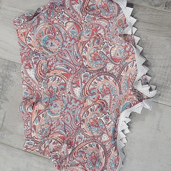 En creme short shorts  multi color size medium  @15 - Picture 2 of 4